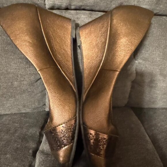 New York Transit Sz 7.5 Bronze Heels VGUC - Picture 2 of 2